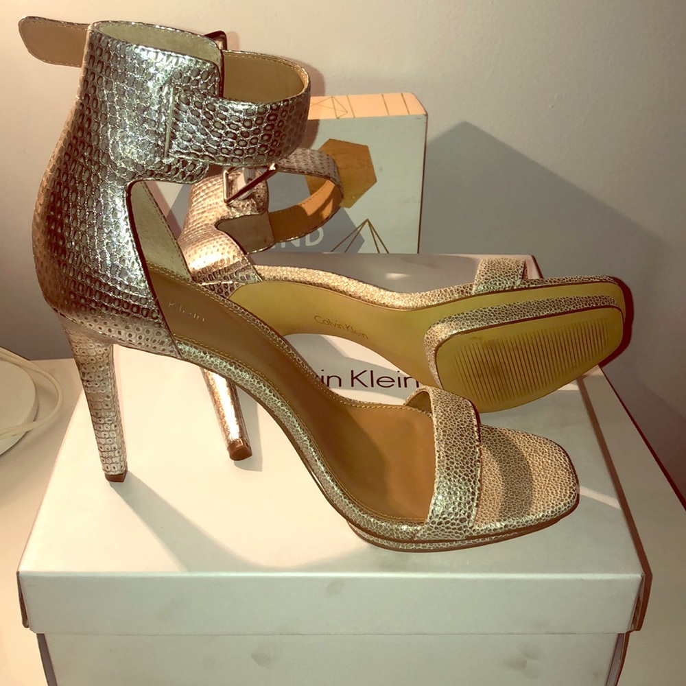 Calvin Klein Vable Sliver /sand color.
